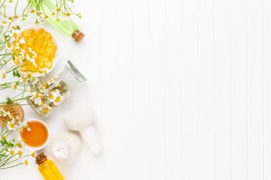 Doğal kozmetik ürünleri ve açık arkaplanda papatya çiçekleri ile kompozisyon aroması.
