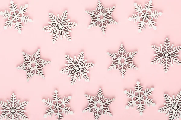 Fondo Navidad Decoraciones Nieve Blanca Sobre Fondo Rosa —  Fotos de Stock