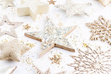 Noel kompozisyonu. Beyaz arka plandaki dekorasyonlar. Noel, kış, yeni yıl konsepti. Düz konum, üst görünüm, kopyalama alanı