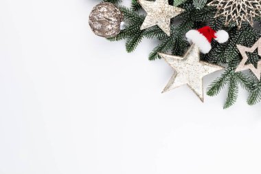 Beyaz zemin üzerinde köknar ağacı dalları Noel kompozisyonu.