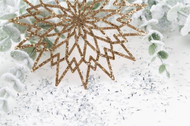 Noel kompozisyonu. Beyaz arka plandaki dekorasyonlar. Noel, kış, yeni yıl konsepti. Düz konum, üst görünüm, kopyalama alanı