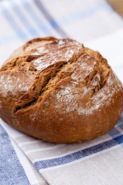 Koyu gri mutfak masasında taze pişmiş ekmek..