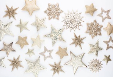 Noel kompozisyonu. Beyaz arka plandaki dekorasyonlar. Noel, kış, yeni yıl konsepti. Düz konum, üst görünüm, kopyalama alanı