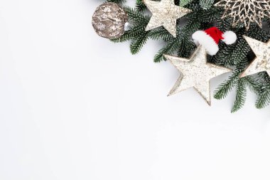 Beyaz zemin üzerinde köknar ağacı dalları Noel kompozisyonu.