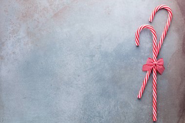 Noel şeker kamışı mavi arka planda eşit olarak yatıyordu. Düz yatış ve üst görünüm