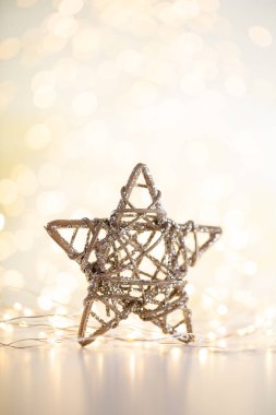 Dekoratif yıldızlı altın sarısı arka plan. Noel yıldızları. Noel deseni. Gri renkli arka plan. - Görüntü