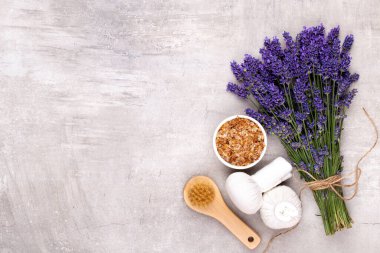 Temel yağ ve lavanta, papatya çayı deniz tuzu, spa, çiçekli üst görünüm..