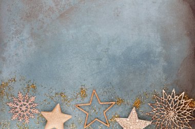 Noel yıldızı süslemesi. Mavi arka planda Noel yıldızı.