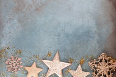 Noel yıldızı süslemesi. Mavi arka planda Noel yıldızı.