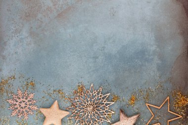 Noel yıldızı süslemesi. Mavi arka planda Noel yıldızı.