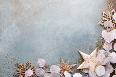Klasik mavi arka planda güzel bir Noel çiçeği. Düz dizayn. Uzayı kopyala Yatay.