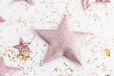 Noel kompozisyonu. Beyaz arka plandaki dekorasyonlar. Noel, kış, yeni yıl konsepti. Düz konum, üst görünüm, kopyalama alanı