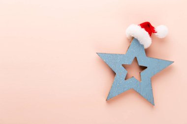 Klasik mavi arka planda güzel bir Noel yıldızı. Düz dizayn. Uzayı kopyala Yatay.