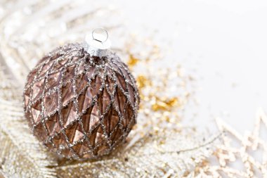 Noel kompozisyonu. Beyaz arka plandaki dekorasyonlar. Noel, kış, yeni yıl konsepti. Düz konum, üst görünüm, kopyalama alanı