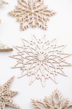 Noel kompozisyonu. Beyaz arka plandaki dekorasyonlar. Noel, kış, yeni yıl konsepti. Düz konum, üst görünüm, kopyalama alanı