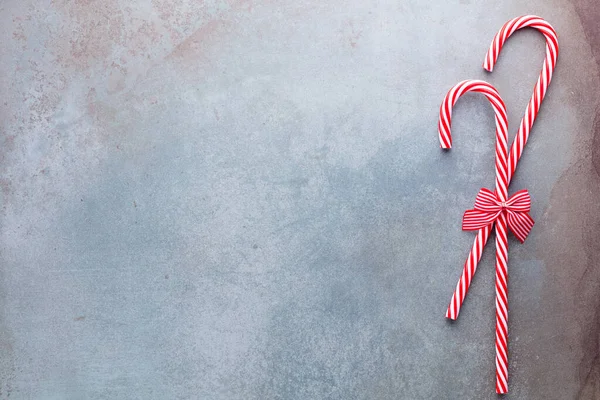 Bastón Caramelo Navidad Encuentra Uniformemente Fila Sobre Fondo Azul Plano — Foto de Stock