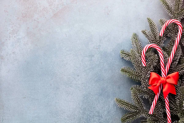 Bastón Caramelo Navidad Encuentra Uniformemente Fila Sobre Fondo Azul Plano — Foto de Stock