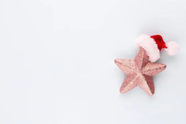 クリスマスピンクの星の装飾 青の背景にクリスマスの星 — ストック写真