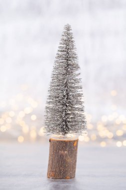 Gümüş üzerinde Noel ağacı, bokeh arkaplan.