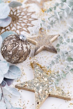 Noel kompozisyonu. Beyaz arka plandaki dekorasyonlar. Noel, kış, yeni yıl konsepti. Düz konum, üst görünüm, kopyalama alanı