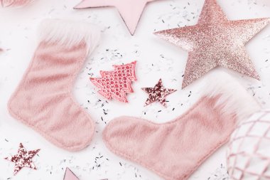 Noel kompozisyonu. Beyaz arka plandaki dekorasyonlar. Noel, kış, yeni yıl konsepti. Düz konum, üst görünüm, kopyalama alanı