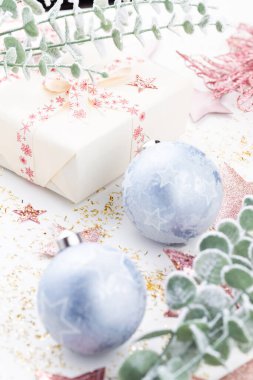 Noel kompozisyonu. Beyaz arka plandaki dekorasyonlar. Noel, kış, yeni yıl konsepti. Düz konum, üst görünüm, kopyalama alanı