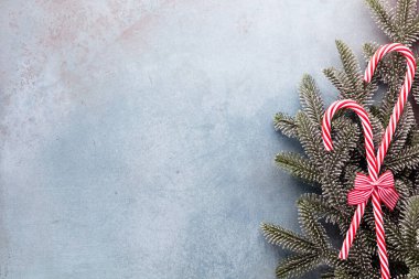 Noel şeker kamışı mavi arka planda eşit olarak yatıyordu. Düz yatış ve üst görünüm