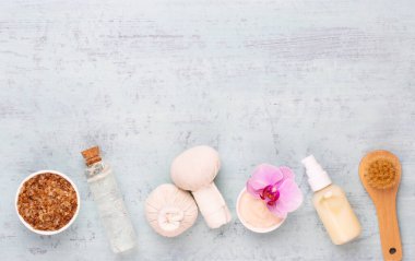 Spa aromaterapi arka planı, basit orkide çiçekleriyle süslenmiş çeşitli güzellik ürünleri..