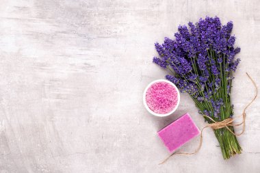 Temel yağ ve lavanta, papatya çayı deniz tuzu, spa, çiçekli üst görünüm..