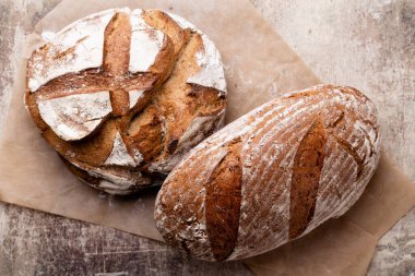 Ekmek arkaplan, üst görünüm, siyah ve çavdar somunları.