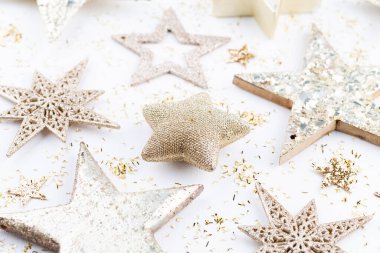 Noel kompozisyonu. Beyaz arka plandaki dekorasyonlar. Noel, kış, yeni yıl konsepti. Düz konum, üst görünüm, kopyalama alanı