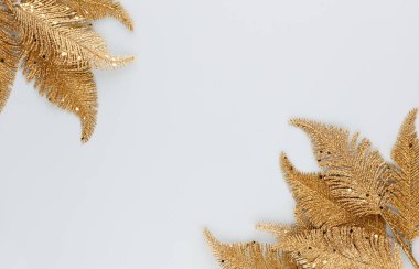  Mavi arka planda altın palmiye yaprağı. Palmiye yaprağı, düz ve üst görünüm.