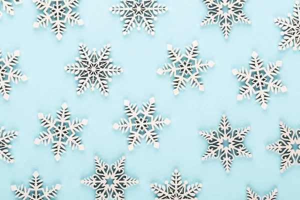 Kerst Achtergrond Witte Sneeuw Decoraties Een Roze Achtergrond — Stockfoto