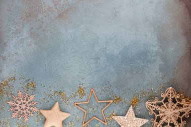 Noel yıldızı süslemesi. Mavi arka planda Noel yıldızı.