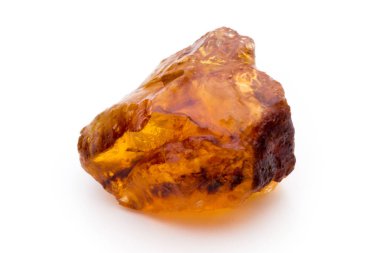 Kahverengi karamelli şeker küpü beyaz zemin üzerinde izole.