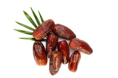 Kuru tarihler beyaz arkaplanda izole edilmiş. Üst Manzara. Düz uzanma deseni.