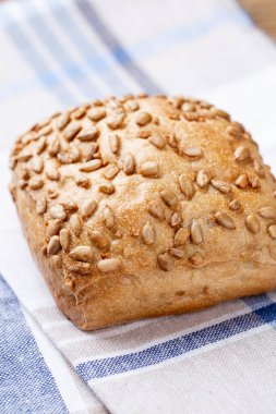 Koyu gri mutfak masasında taze pişmiş ekmek..