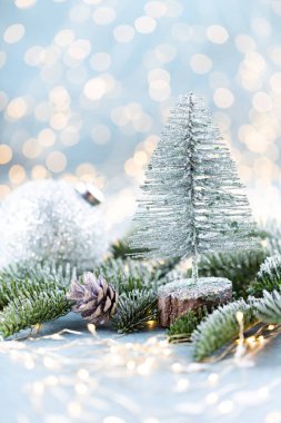 Ağaçlı ve bulanık ışıklı Noel ladini.