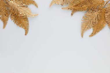  Mavi arka planda altın palmiye yaprağı. Palmiye yaprağı, düz ve üst görünüm.