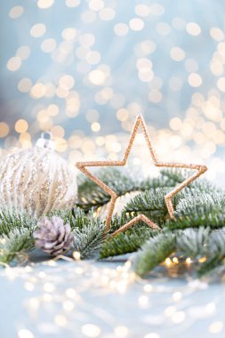 Yıldızlı Noel ladini Ve bulanık parlak ışıklar.