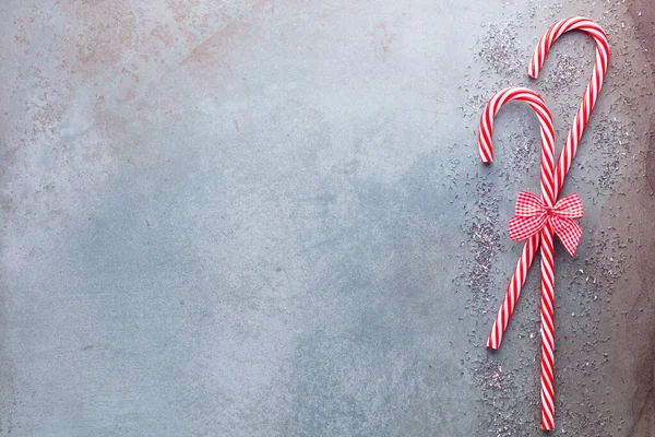 Christmas Candy Cane Lied Evenly Row Blue Background Flat Lay — Stock Photo, Image