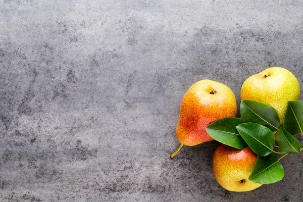 Pera Bio Fresca Con Foglie Sul Piatto Tavolo Grigio Pietra — Foto Stock