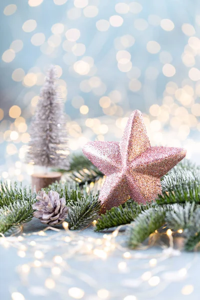 Yıldızlı Noel ladini Ve bulanık parlak ışıklar.