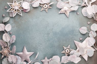 Yeni yıl kutlaması ve Noel arkaplanı okaliptüs ve Noel yıldızı süslemeleri..