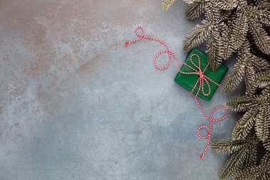 Noel kompozisyonu köknar ağacı dalları, mavi arkaplanda yıldız dekoru.