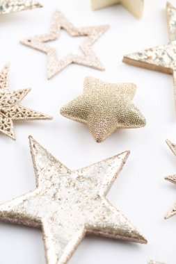 Noel kompozisyonu. Beyaz arka plandaki dekorasyonlar. Noel, kış, yeni yıl konsepti. Düz konum, üst görünüm, kopyalama alanı