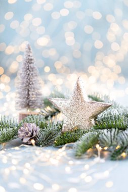 Yıldızlı Noel ladini Ve bulanık parlak ışıklar.