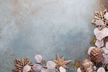 Klasik mavi arka planda güzel bir Noel çiçeği. Düz dizayn. Uzayı kopyala Yatay.