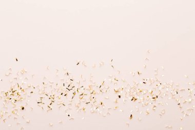 Şenlikli pastel arka plan. Noel yıldızları ve parıldayan parıltılar, pastel arka planda konfeti. Noel zamanı. Düğün için. Doğum günü. Sevgililer Günü. Düz yatıyordu.