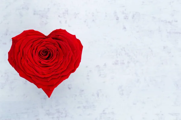 情人节背景为红玫瑰红心 — 图库照片
